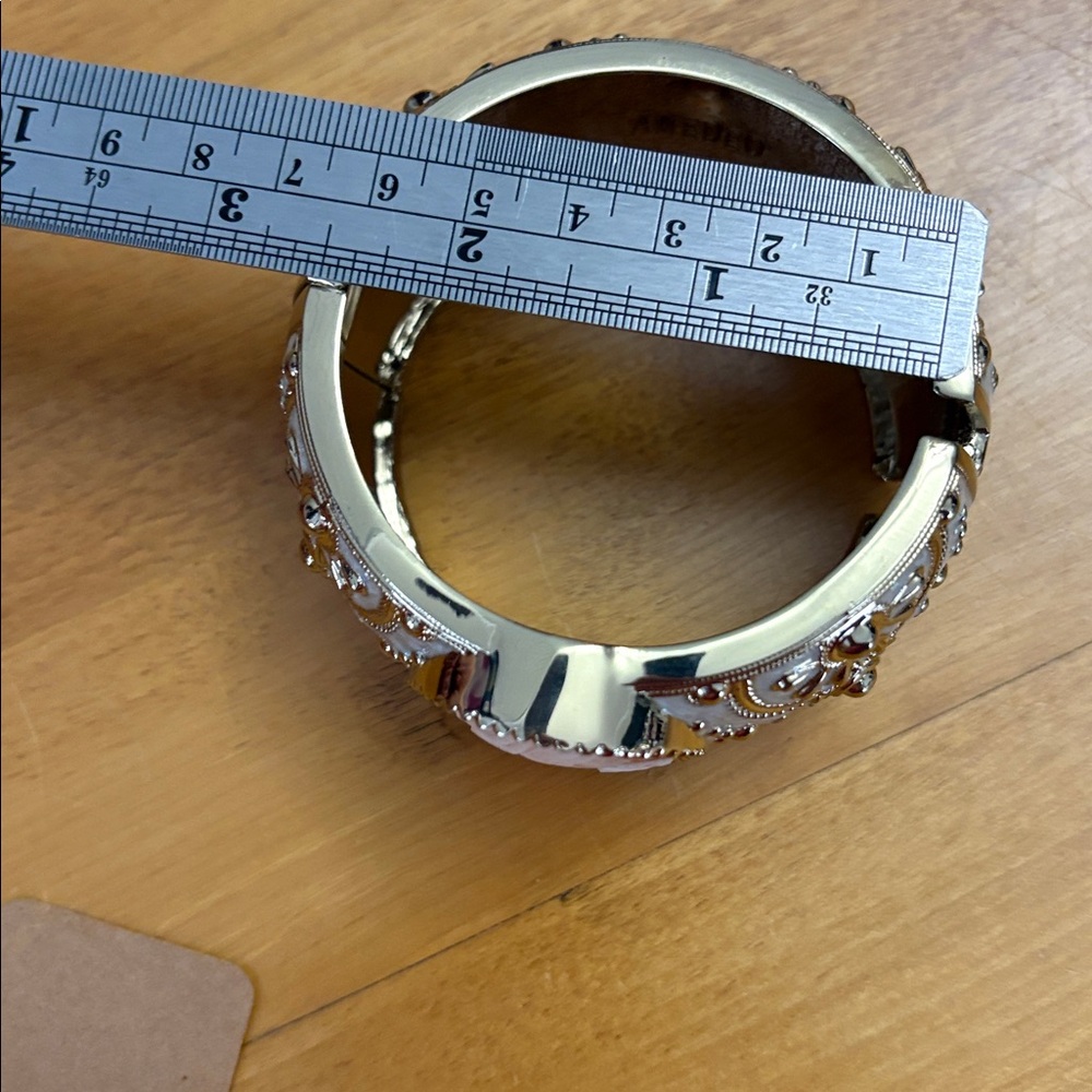 Amedeo Cameo La Piazetta Clamp Bracelet Bangle Hinged Gold Tone Cream Enamel EUC - Picture 12 of 12